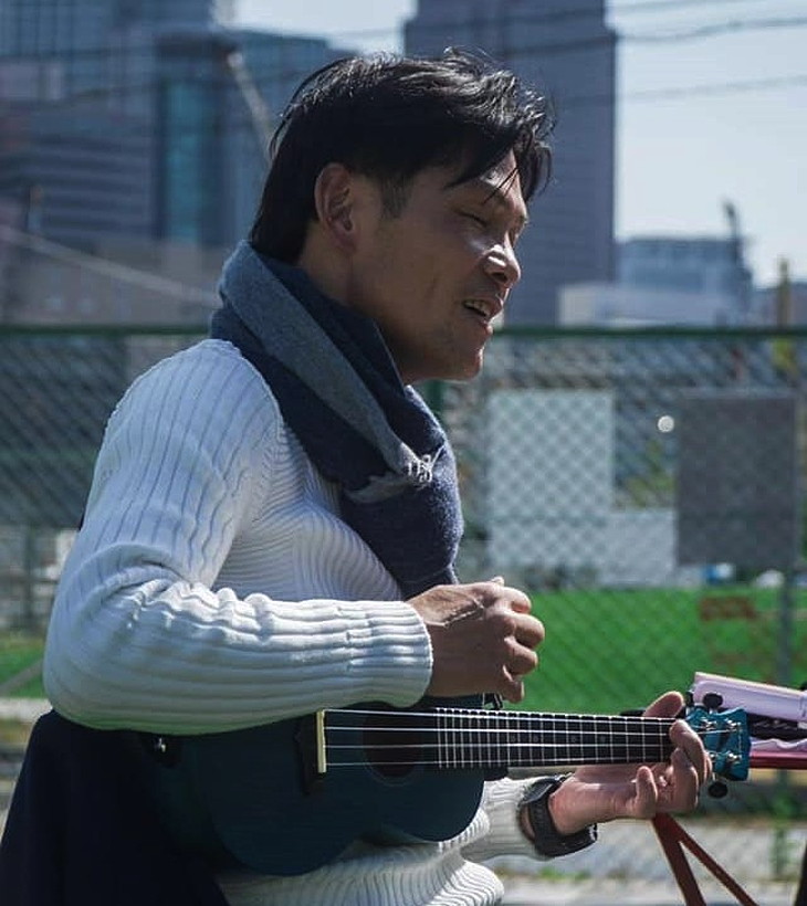 ウクレレを弾く伊達