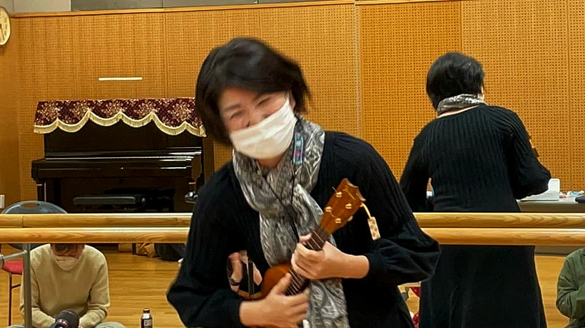 ウクレレを弾くまきさん