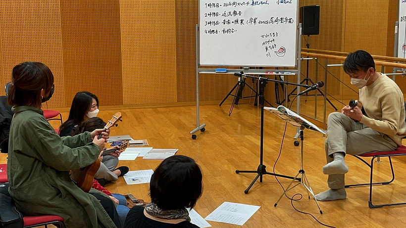ウクレレを弾く小田さん