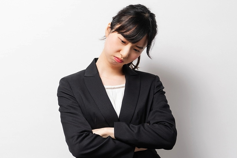 悩む新入社員
