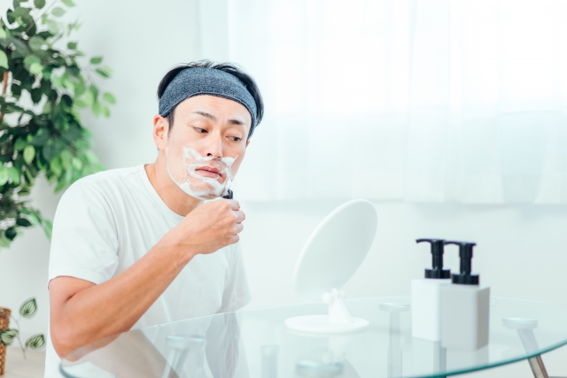 ヒゲを剃る男性