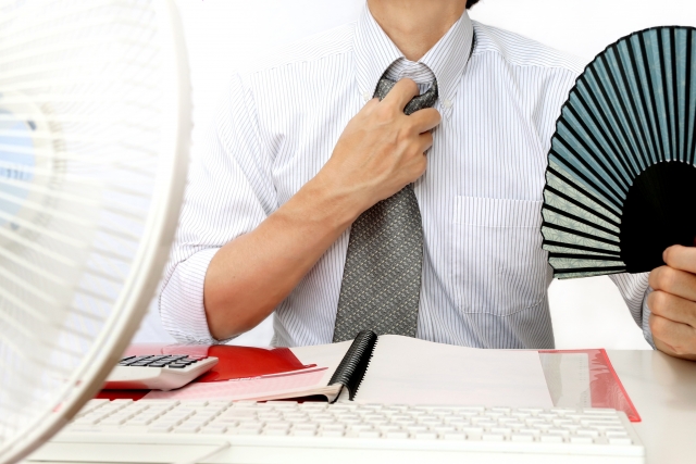 暑がるサラリーマン